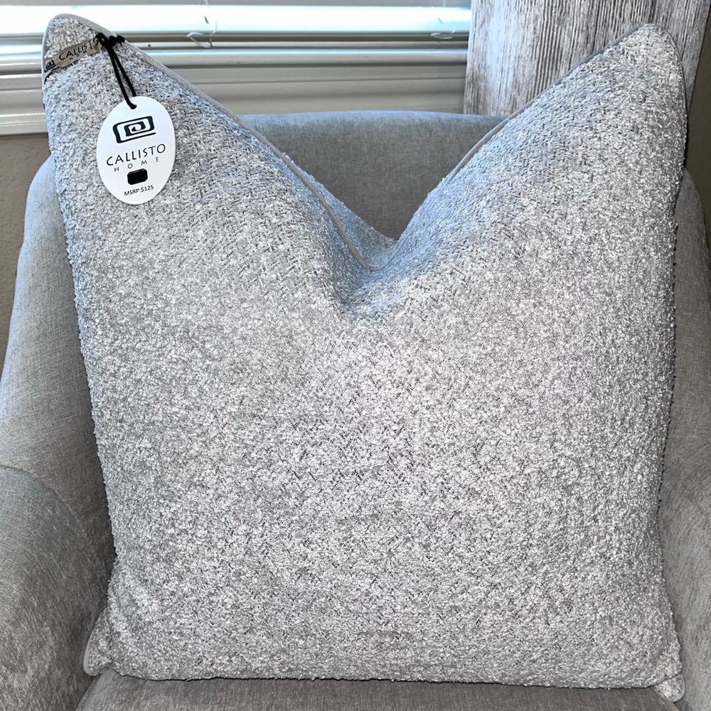1-NWT CALLISTO HOME VELVET BOUCLE DECORATIVE PILLOW (T00661F12)